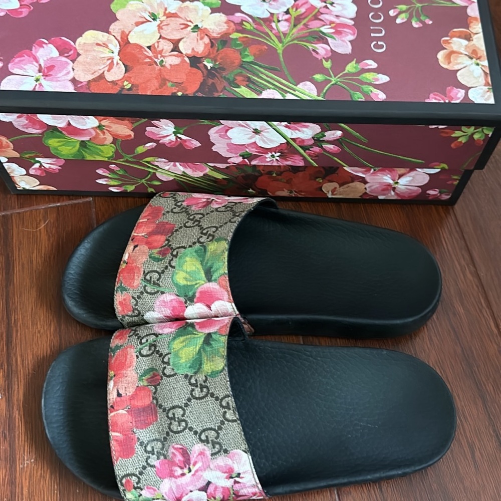 gucci slides (runs small fits more like a 7-7.5)